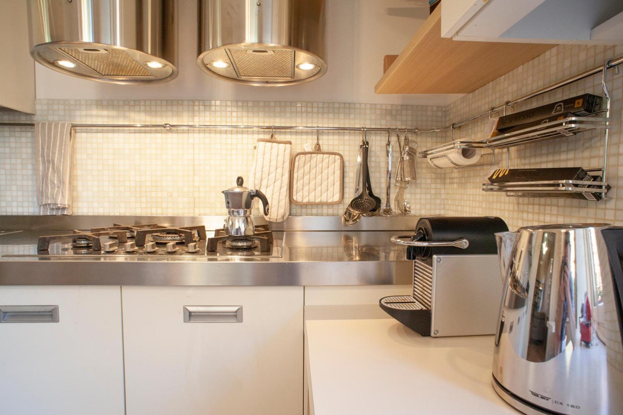 Bright And Comfy In A Beautiful Contemporary *